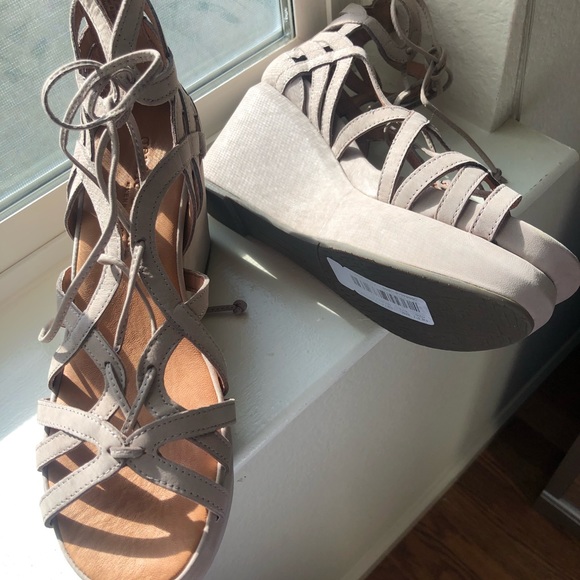 NEW. GENTLE SOUL SANDALS - Picture 7 of 9